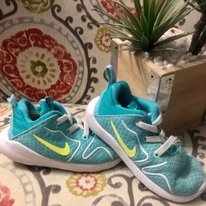 Little Girl Nikes 💙💚